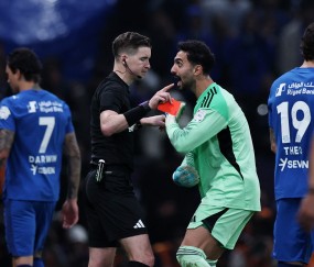 卧底表现！胜利门将阿奇迪近2轮失误送礼+肘击染红 胜利现7分落后