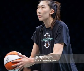 开云下载-时隔三年重返WNBA！韩旭首秀斩全场最高20分，难阻自由人季前赛落败|纽约自由人|纽约|印第安纳狂热|印第安纳|北京女篮_新浪体育_新浪新闻